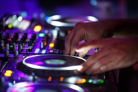 Event Dj spielt