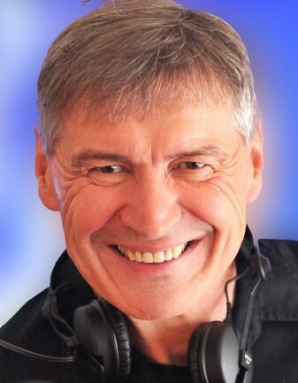 Gesicht von DJ Frank Hohmann von vorne, freundlich lächelnd.